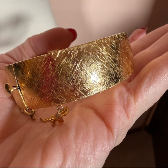 MONET vintage 1970’s modernism Brushed Gold oversized Wide Bracelet - Picture 3 of 15